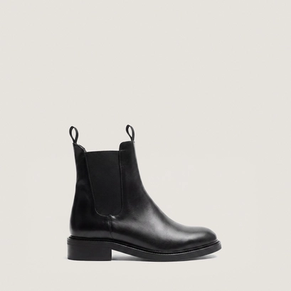 Round-toe boots black