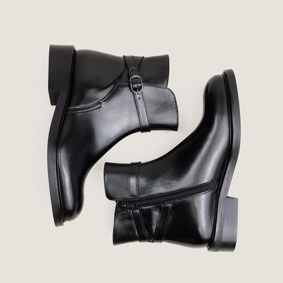 Round-toe ankle boots black