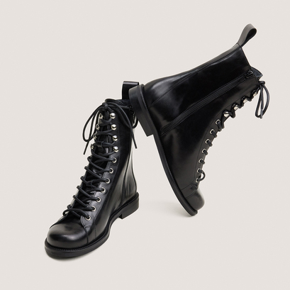 Boots with round toes in black leather | dalixo