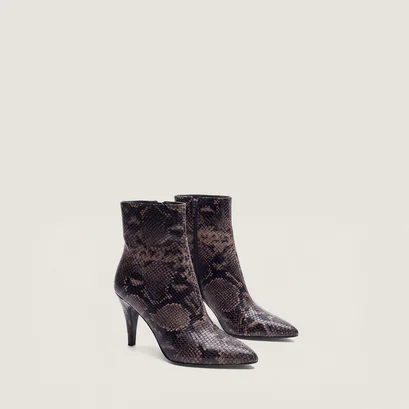 Ankle boots with pointed toes taupe