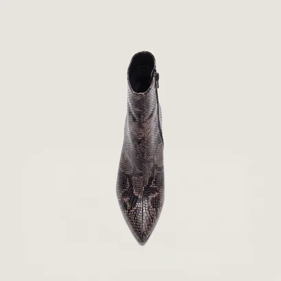 Ankle boots with pointed toes taupe