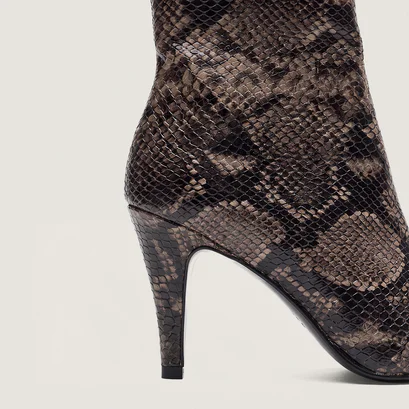 Ankle boots with pointed toes taupe