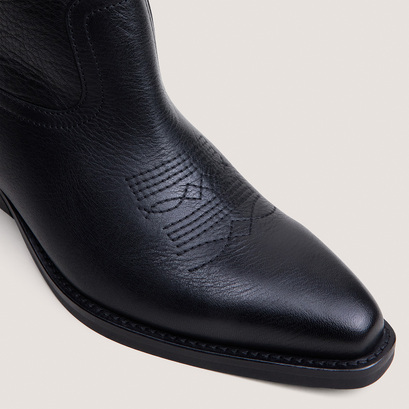 Boots with pointed toes black