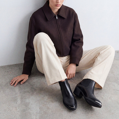 Short ankle boots with slanted heels and pointed toes in black leather | delirio
