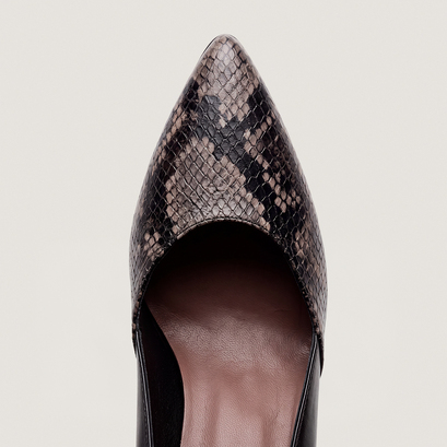 Pumps with pointed toes taupe