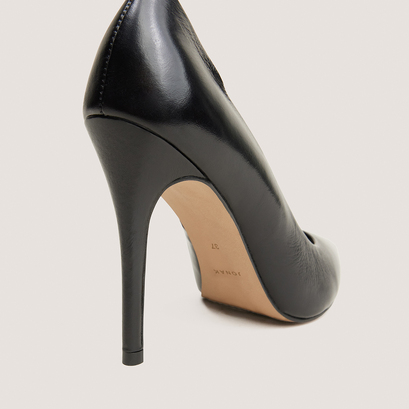Pumps with pointed toes in black leather | furtive