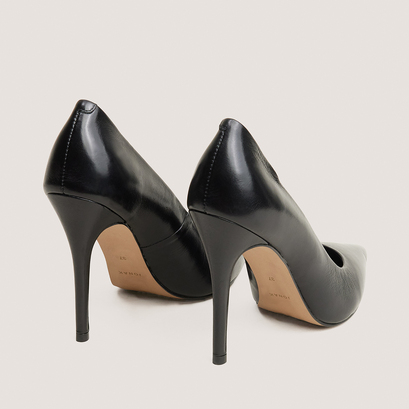 Pumps with pointed toes in black leather | furtive