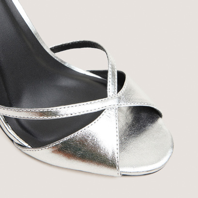 Heeled sandals with round toes in silver metallic leather | fantaisie