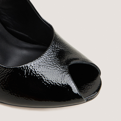 Slingbacks with round toes in black pleated patent leather | fatale