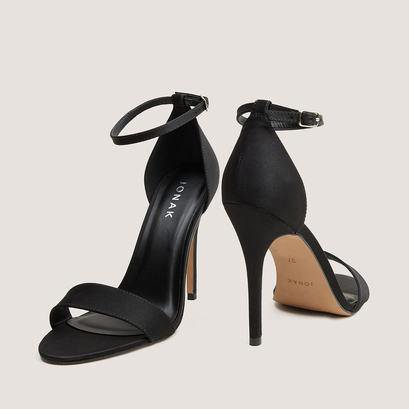 Heeled sandals with round toes black