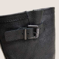 Boots with round toes black