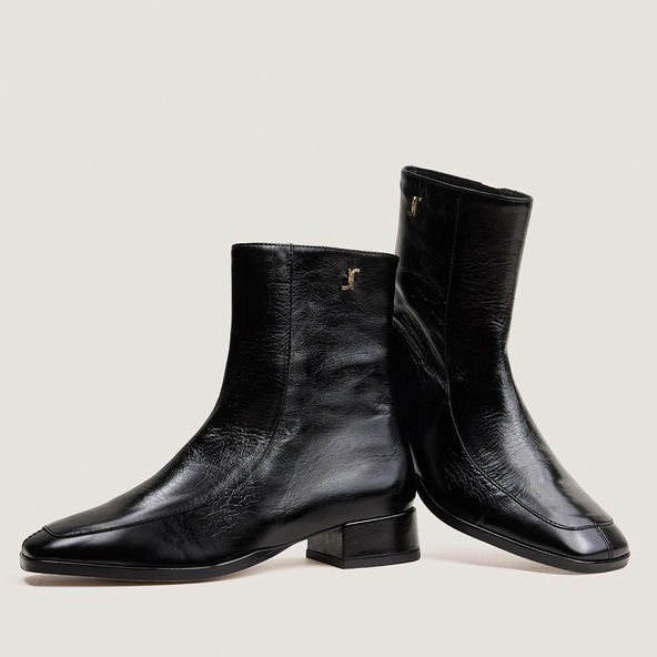 Square-toe ankle boots in black vintage leather | VAREL
