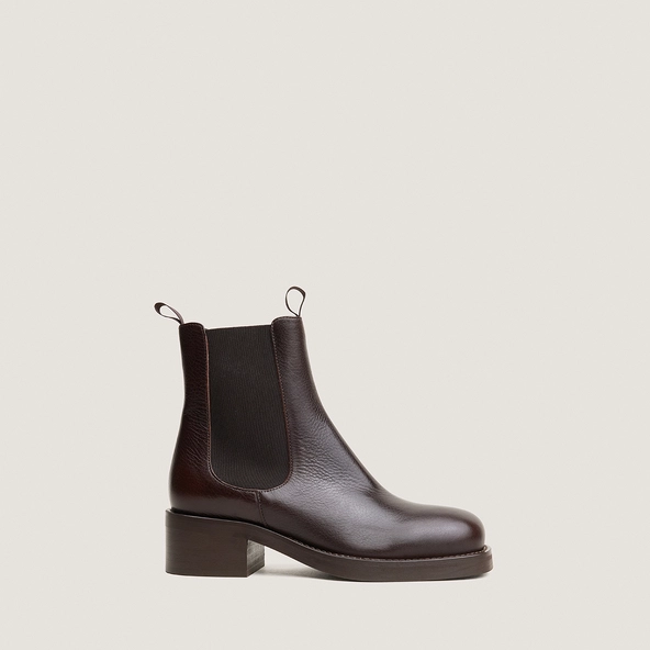 Chelsea boots with heels and round toes in dark brown grained leather | DIALO