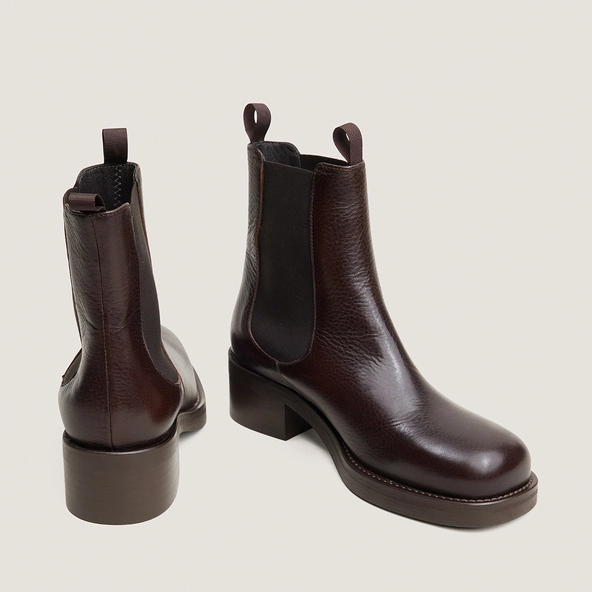 Chelsea boots with heels and round toes in dark brown grained leather | DIALO