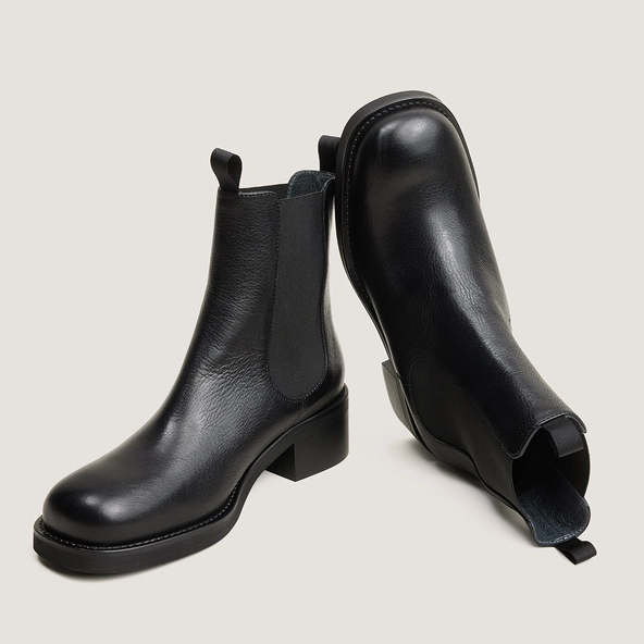 Chelsea boots with heels and round toes in black grained leather | DIALO