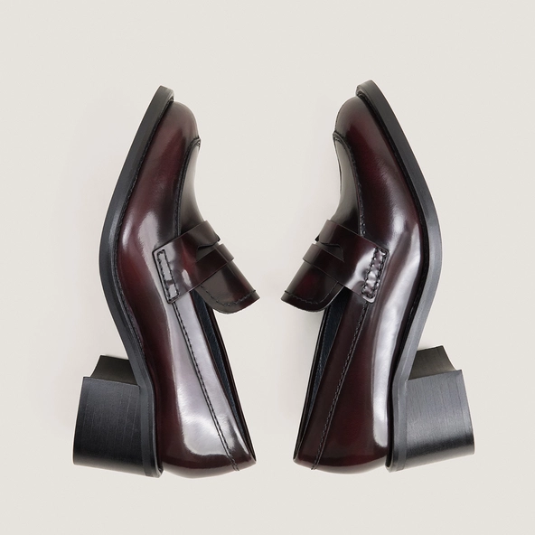 Heeled loafers in glossy burgundy leather | DOLLEGE