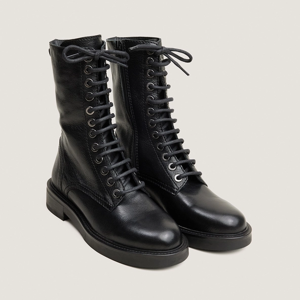 Heeled lowboots in black grained leather | APHELIE