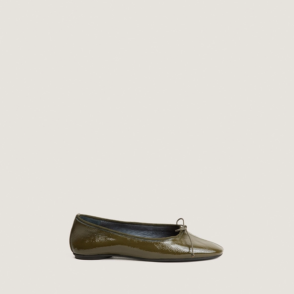Round-toe ballet flats with delicate laces in khaki pleated patent leather | DALLETTE