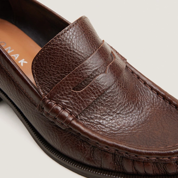 Heeled loafers in brown grained leather | DELICIEUX