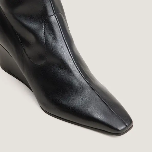 Pointed-Toe Ankle Boots in black stretch | DEXTRA