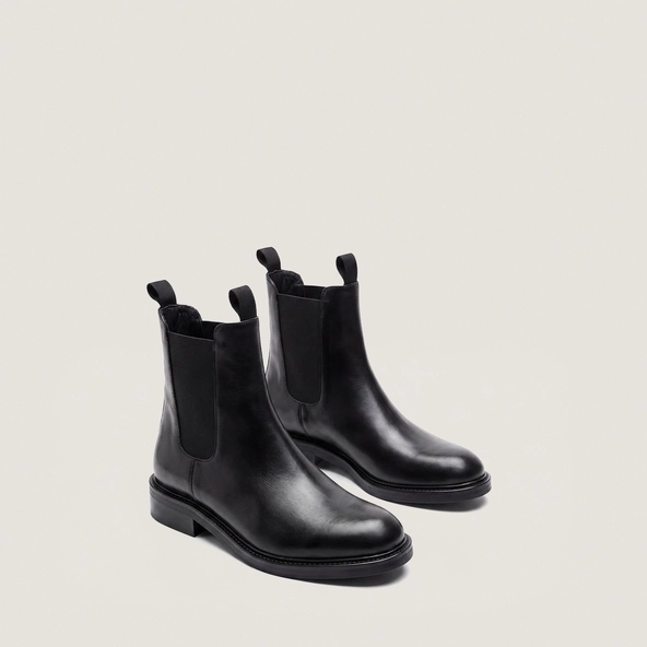 Round-toe boots in black leather | DOOTS