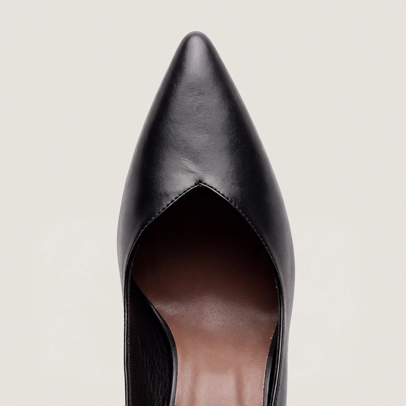 Pointed-toe slingback pumps in black leather | DILETTO