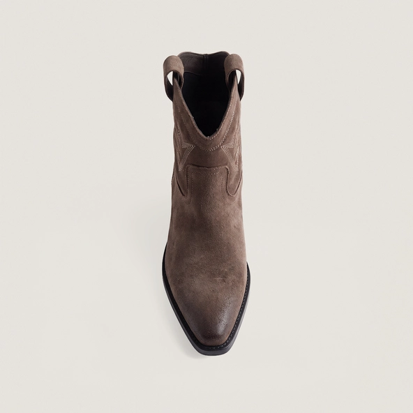 Ankle boots with pointed toes in taupe split leather | DELUS