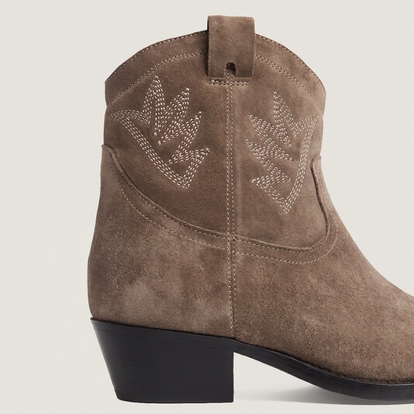 Ankle boots with pointed toes in taupe split leather | DELUS