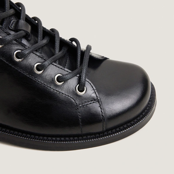 Boots with round toes in black leather | DALIXO