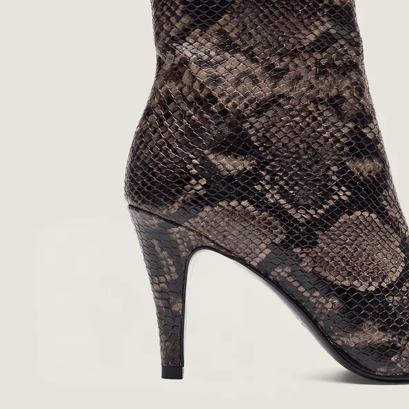 Ankle boots with pointed toes in taupe python-effect leather | DIAPHANE