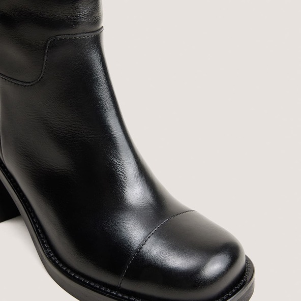 Heeled boots with round toes in black leather | DIVALA