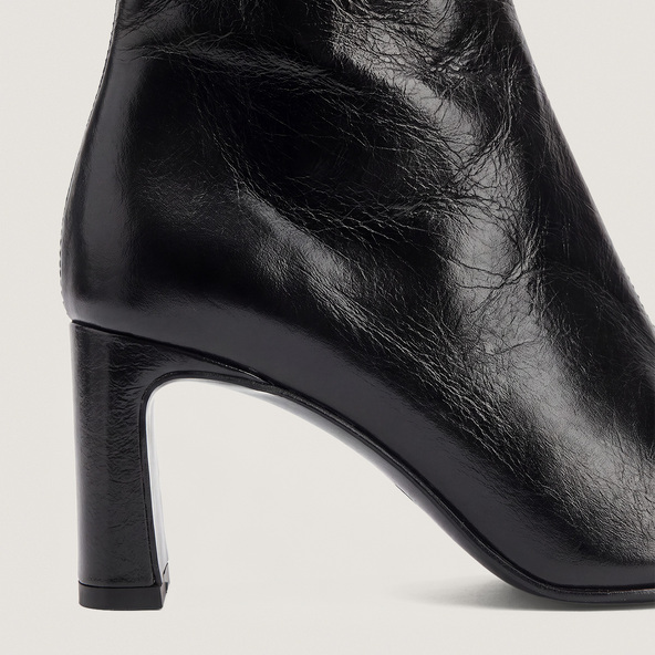 Heeled ankle boots with square toes in black aged leather | DAG