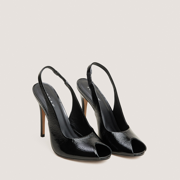 Slingbacks with round toes in black pleated patent leather | FATALE