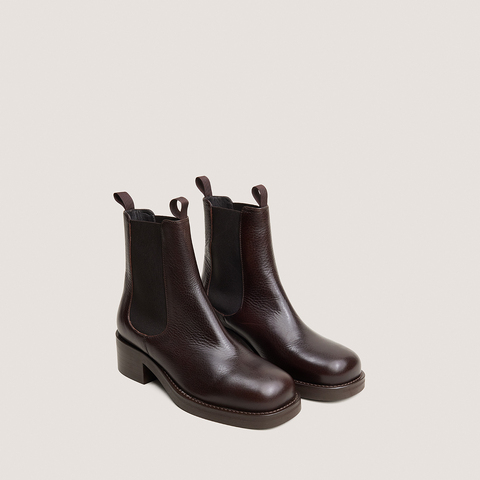 Chelsea lowboots with heels and round toes dark brown