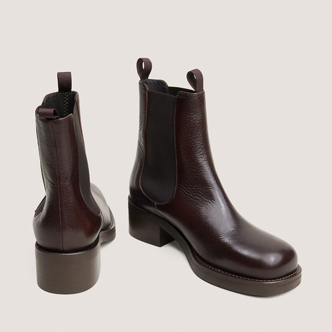 Chelsea lowboots with heels and round toes dark brown