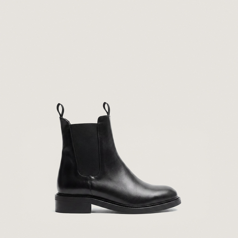 Round-toe boots black