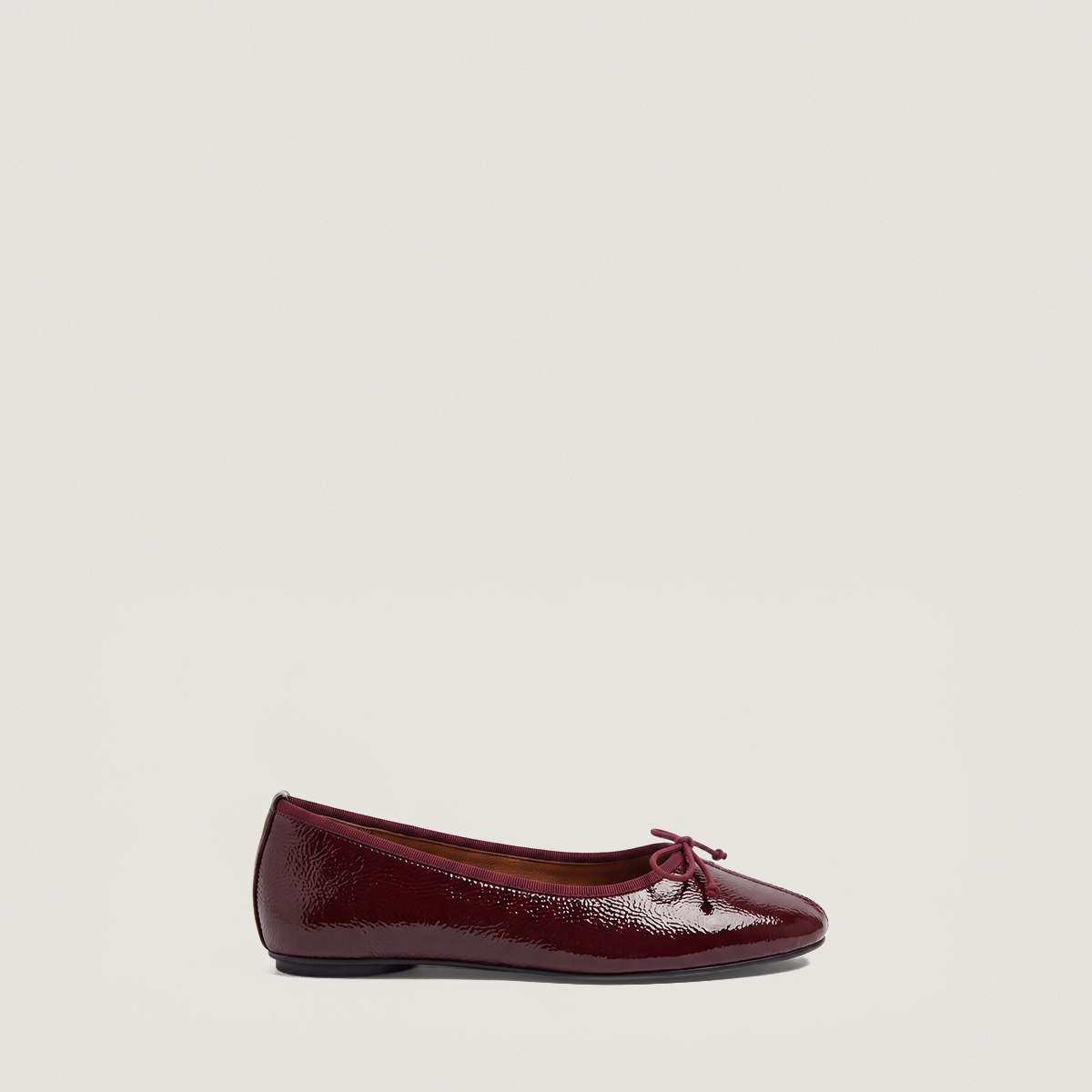 Lace-up ballet flats in burgundy pleated patent leather | DALLETTE