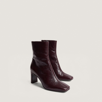Square-toe ankle boots in chocolate aged leather | dag