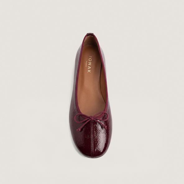 Lace-up ballet flats in burgundy pleated patent leather | DALLETTE