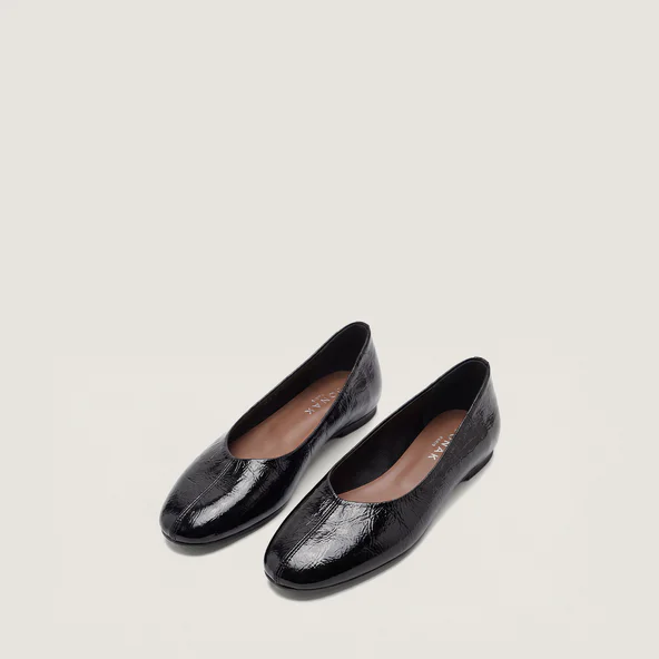 Round-Toe Ballet Flats in black patent leather | DALLETUS