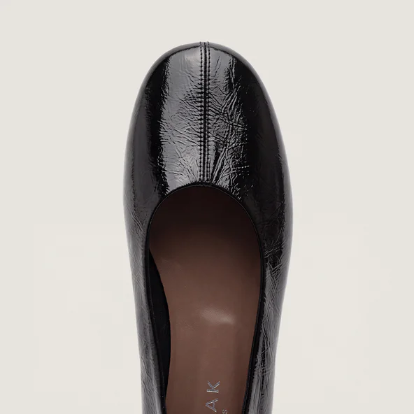 Round-Toe Ballet Flats in black patent leather | DALLETUS