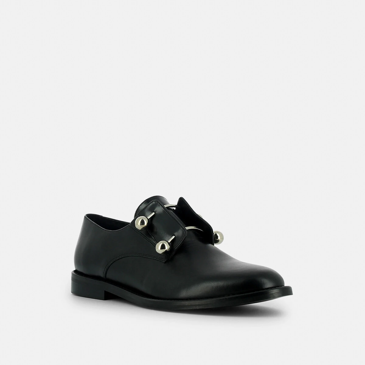 Brogues with silver bars and cabochons in black leather | DUTHEN