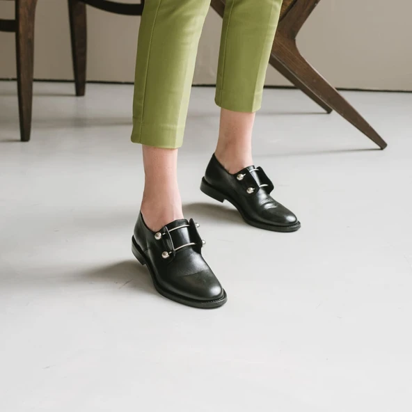Brogues with silver bars and cabochons in black leather | DUTHEN