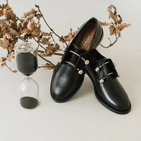 Brogues with silver bars and cabochons in black leather | DUTHEN