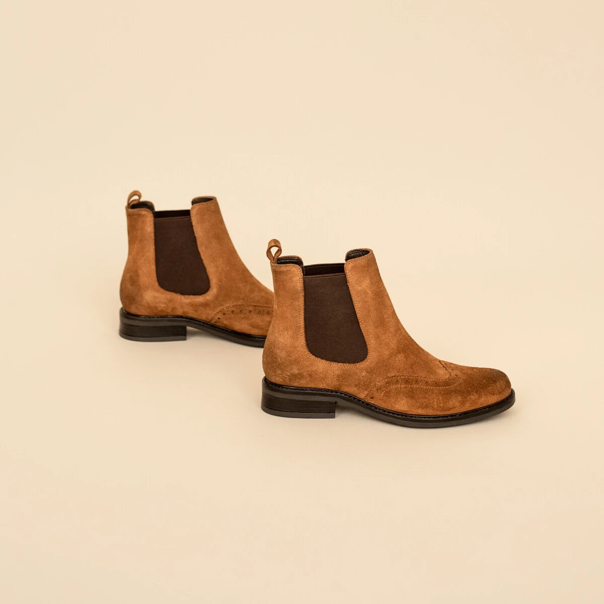 Country style boots with decorative stitching in brown suede | TRIM