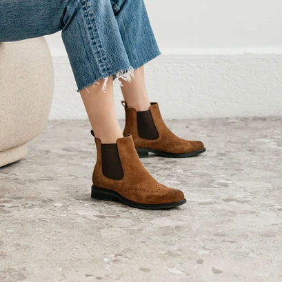 Country style boots with decorative stitching in brown suede | trim