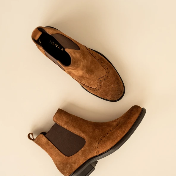 Country style boots with decorative stitching in brown suede | TRIM