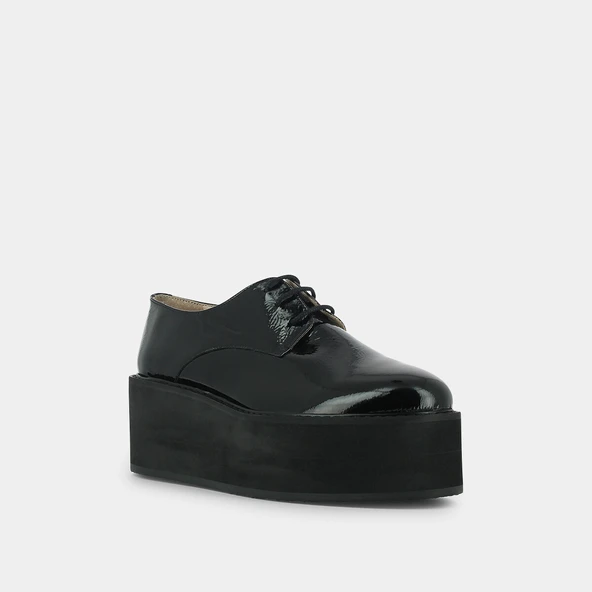 Shiny platform derbies in black leather | ALILOU