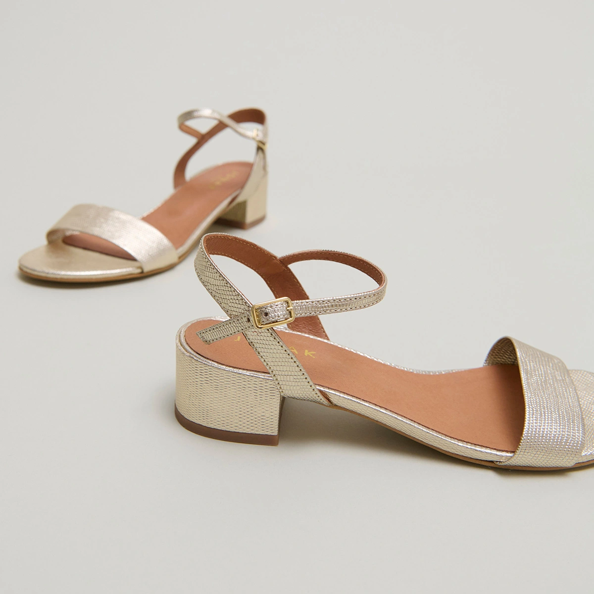 Sandals with square heel in gold snakeskin-effect | VIA