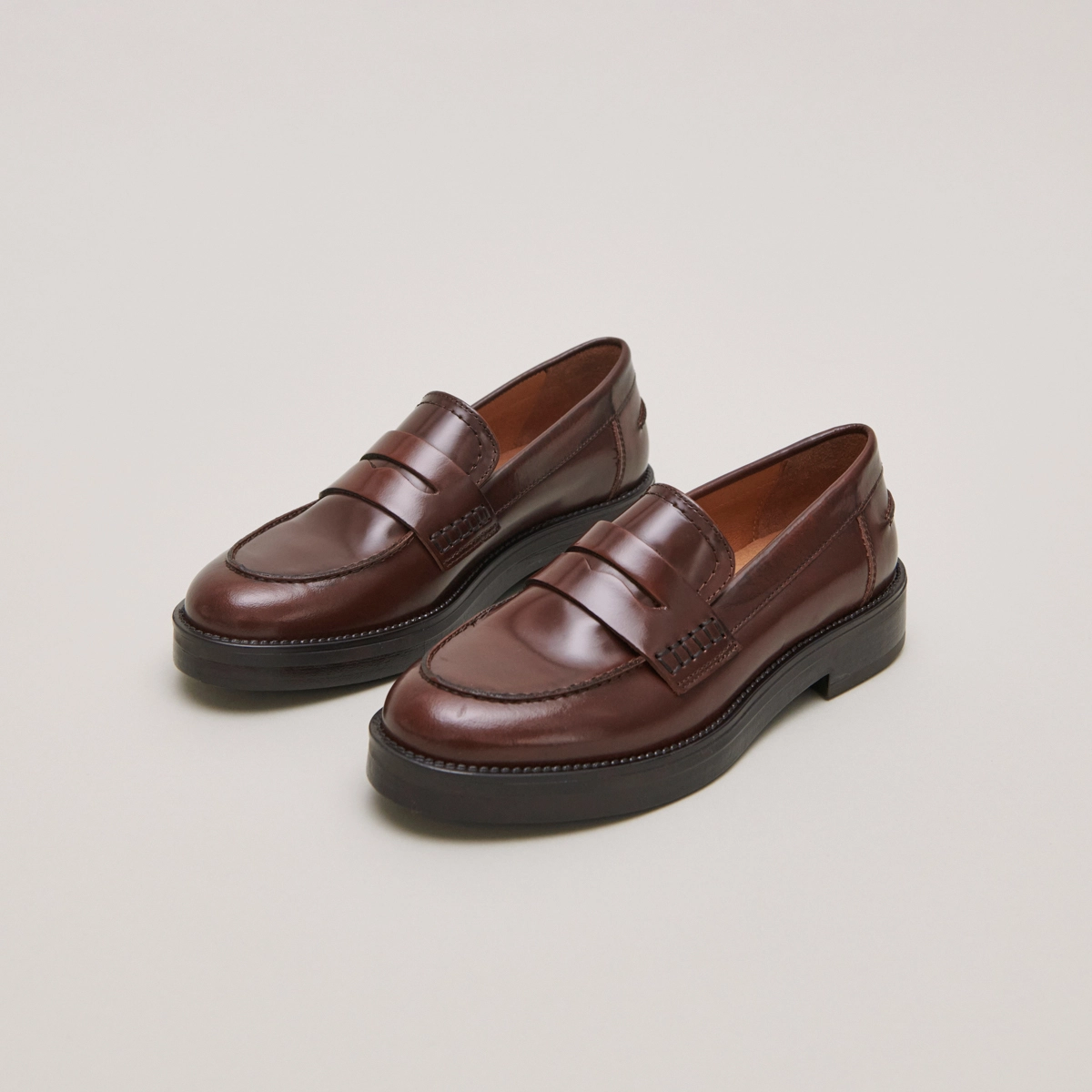 Round-toed loafers in brown patinated leather | MIRNA